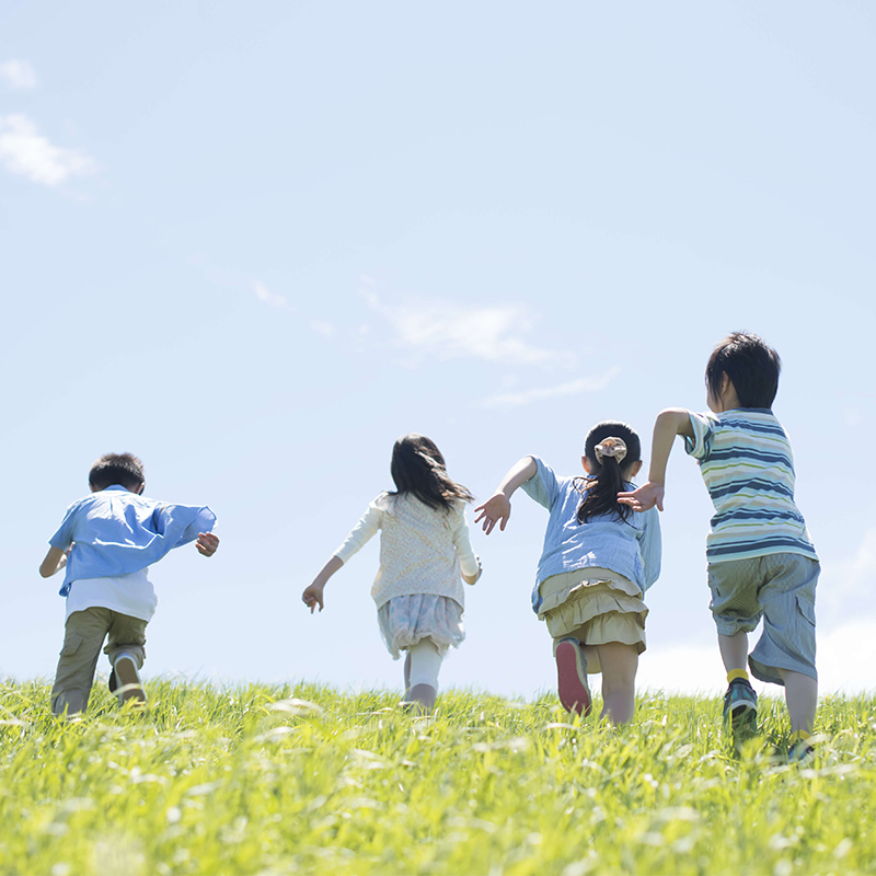 走る子供の写真